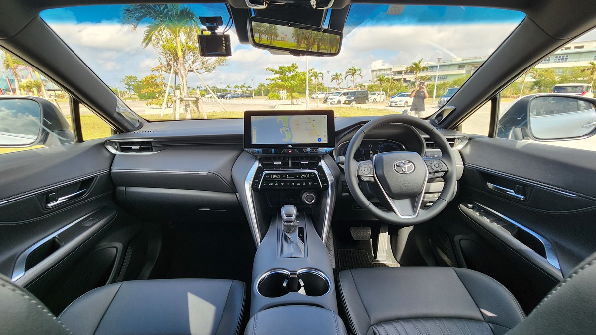 【TOYOTA ハイグレードSUV！ ハリアー確約プラン 】★空港送迎・免責補償付☆ 禁煙車／ドラレコ／バックカメラ／ETC車載器／対人・人身・車両・免責補償込